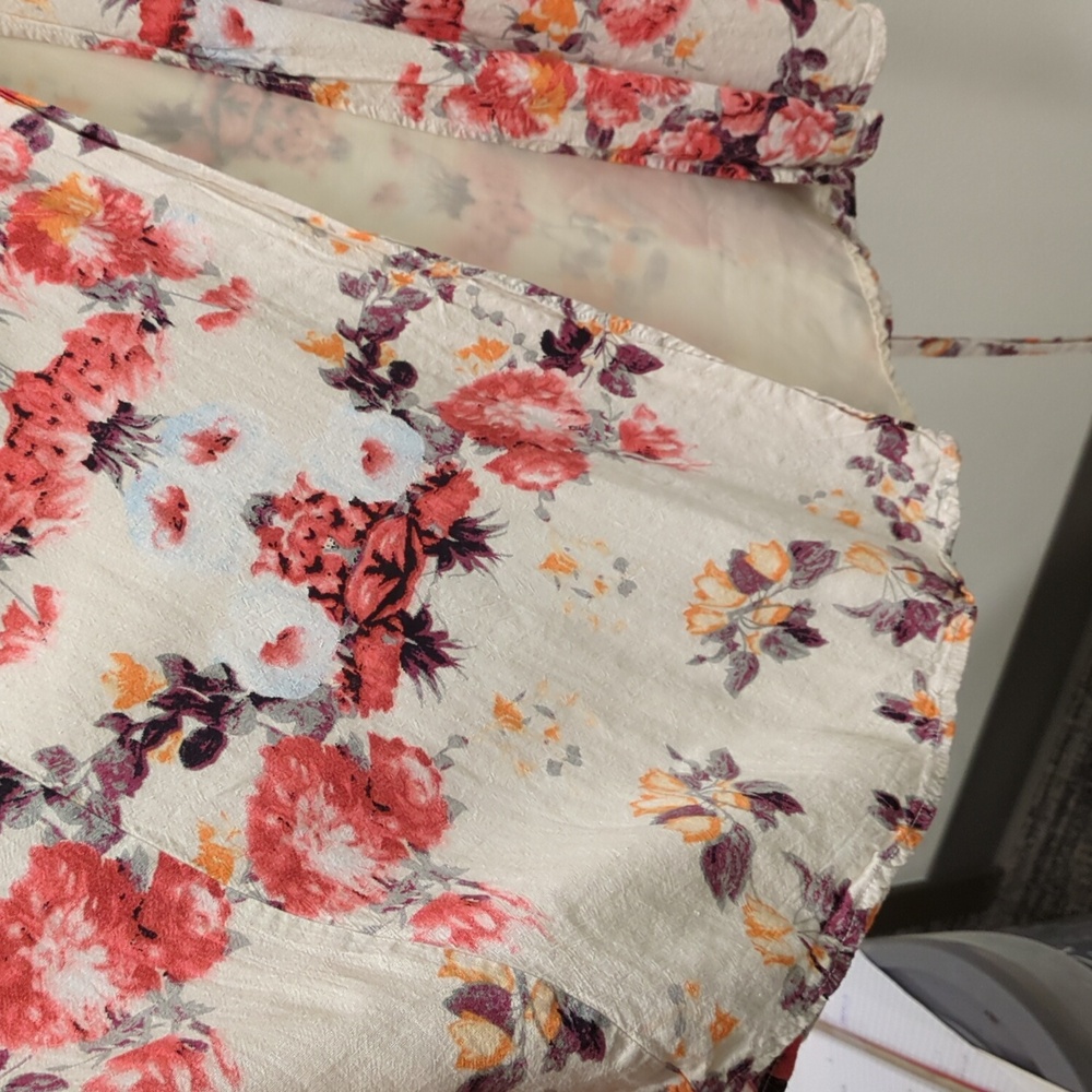 Aakaa Floral Wrap Dress – Boho-Inspired Elegance - Voluminous - Flowy - Delicate - Picture 6 of 12